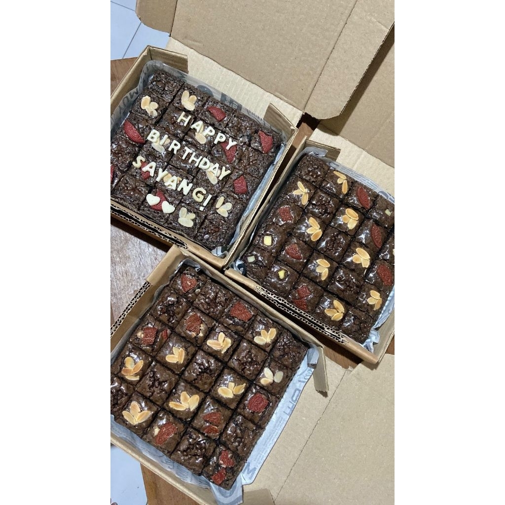 

fudgy brownies b'day party 3 box 20x20 /ulang tahun/giftulangtahun/hantaran/gift kekinian