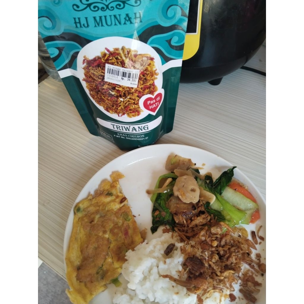 

SIWANG HJ.MUNAH 100gr teriwang rebon bawang asin pedas oleh oleh khas cirebon bawang goreng enak gurih murah