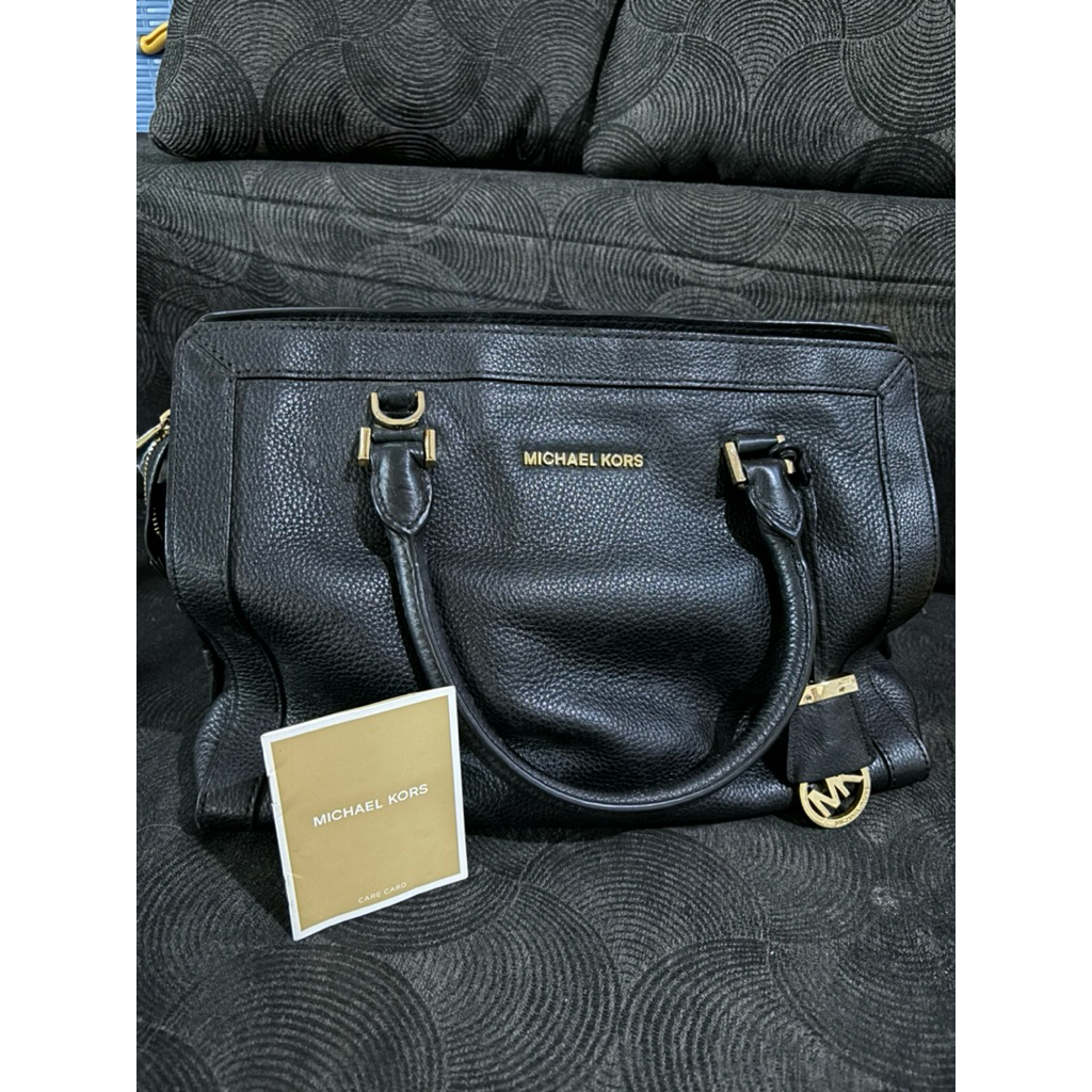 MK tas warna hitam