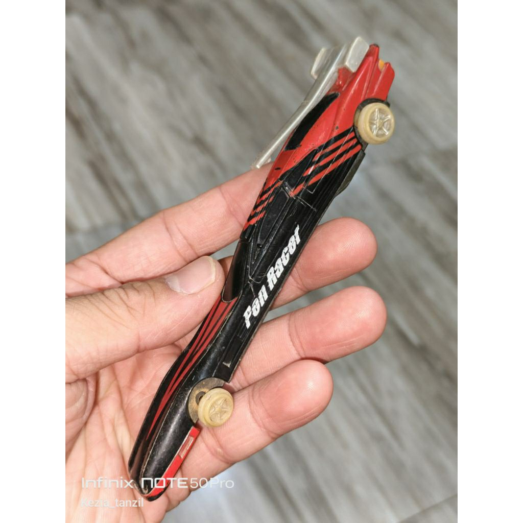 

JUALAN MAINAN KOLEKSI PAJANGAN HIASAN ALAT TULIS PEN RACING PULPEN ALAT TULIS ATK ORIGINAL BRAND ASLI TOMY TOMI (PEN SUDAH TIDAK KELUAR TINTA HARUS GANTI ISI) PENA MOTIF KARAKTER CHARACTER MOBILAN MOBIL