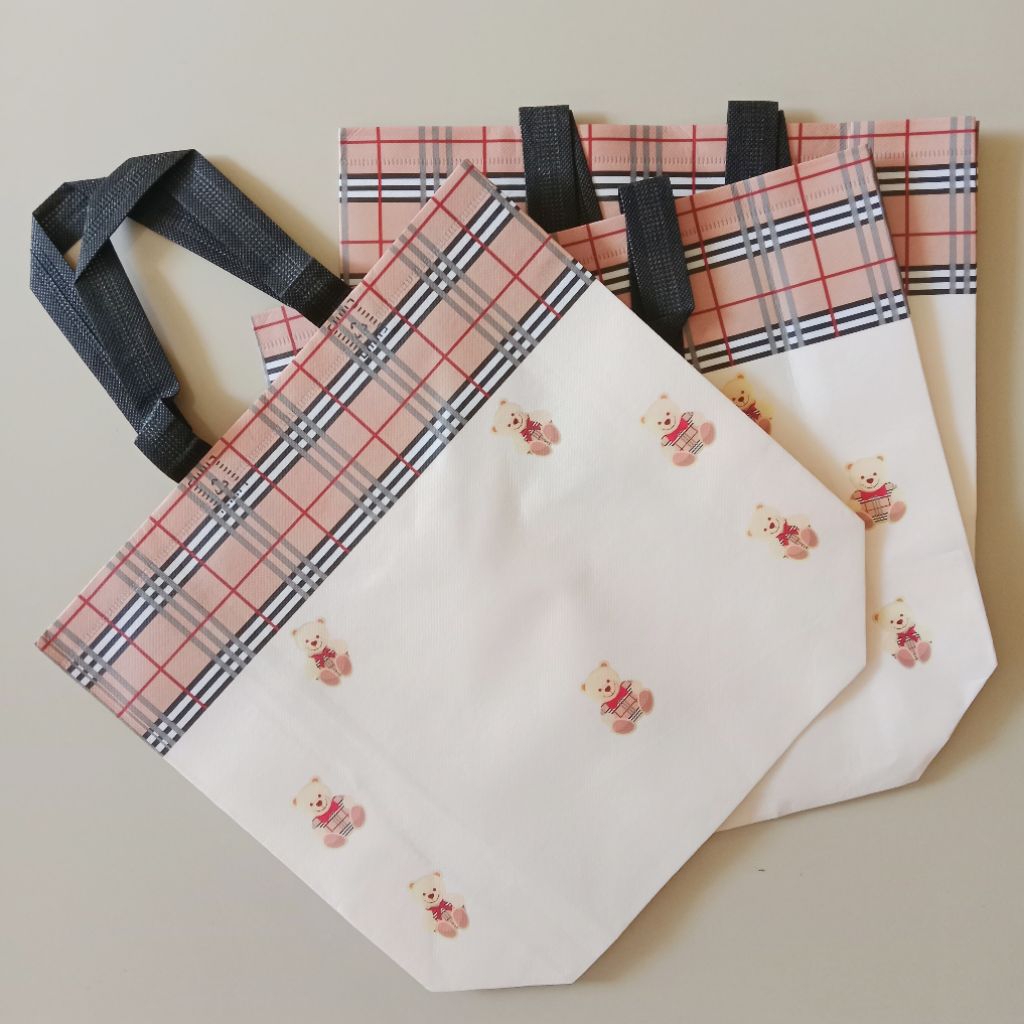 

Tas Belanja / Tote Bag / Tas Hampers / Goodie Bag Spunbond Motif Beruang Kecil
