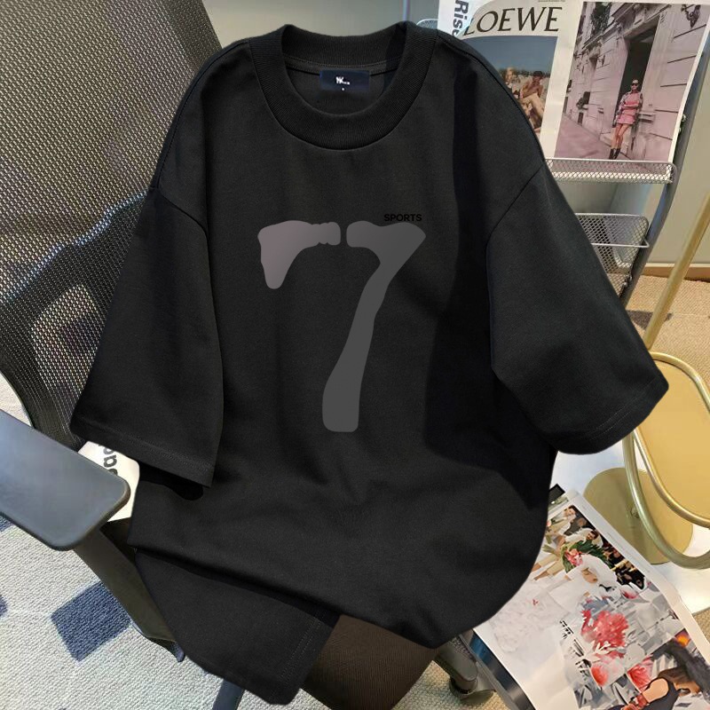 Kaos Hitam Desain Angka 7 & Teks "SPORTS" Minimalis