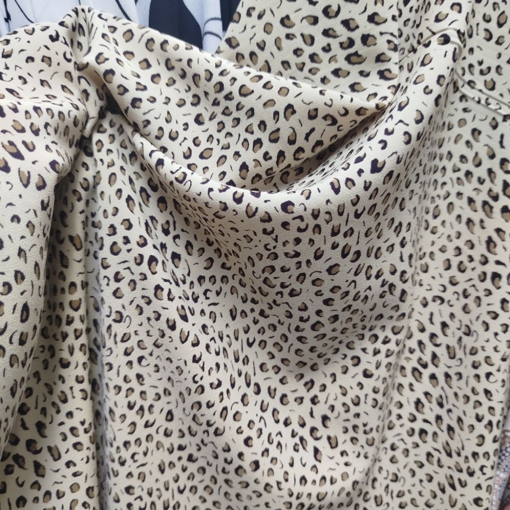 Kain Zara Crep Motif Leopard – Bahan Ceruty Zara Premium – Per 0,5 Meter – Cocok untuk Gamis,Kebaya,
