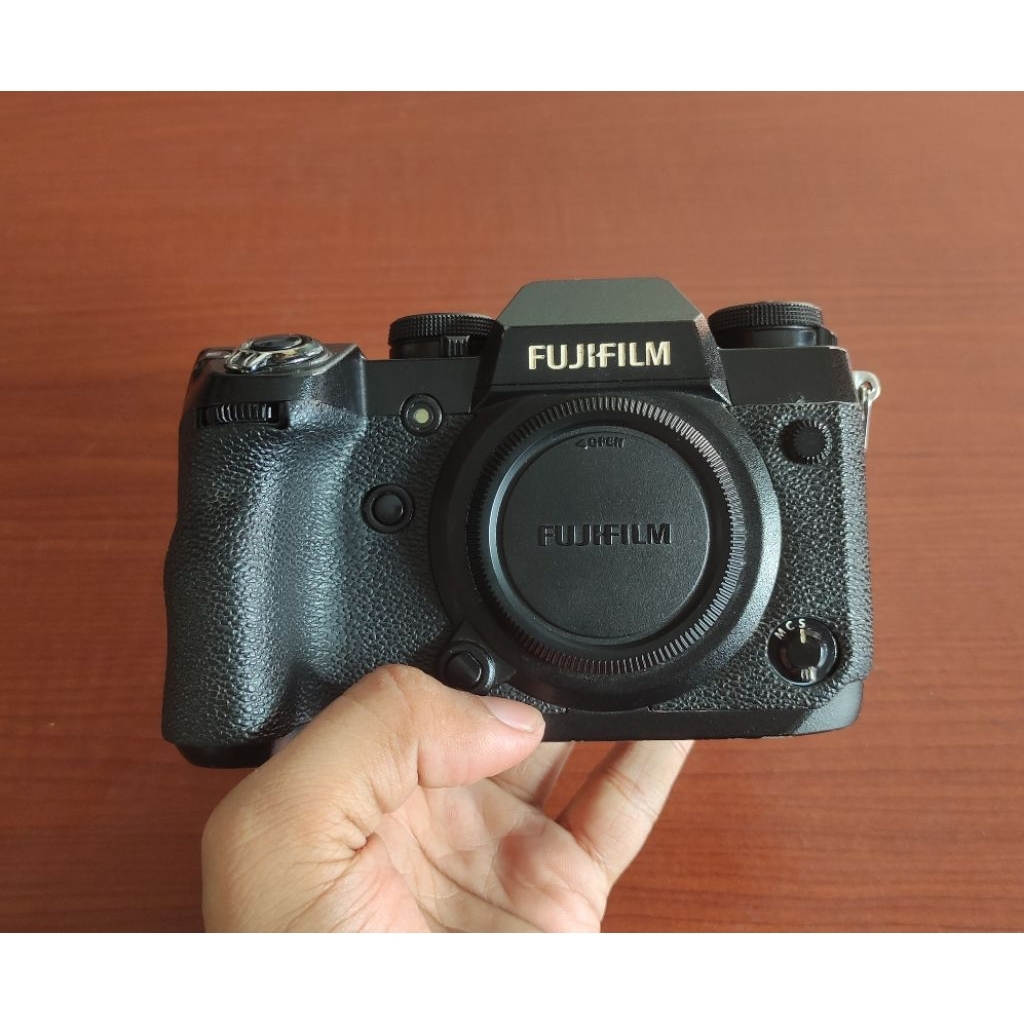 Ready Mirroless Fujifilm XH-1 Body Only Mulus No Vignet SC Rendah Bonus Tas Kamera