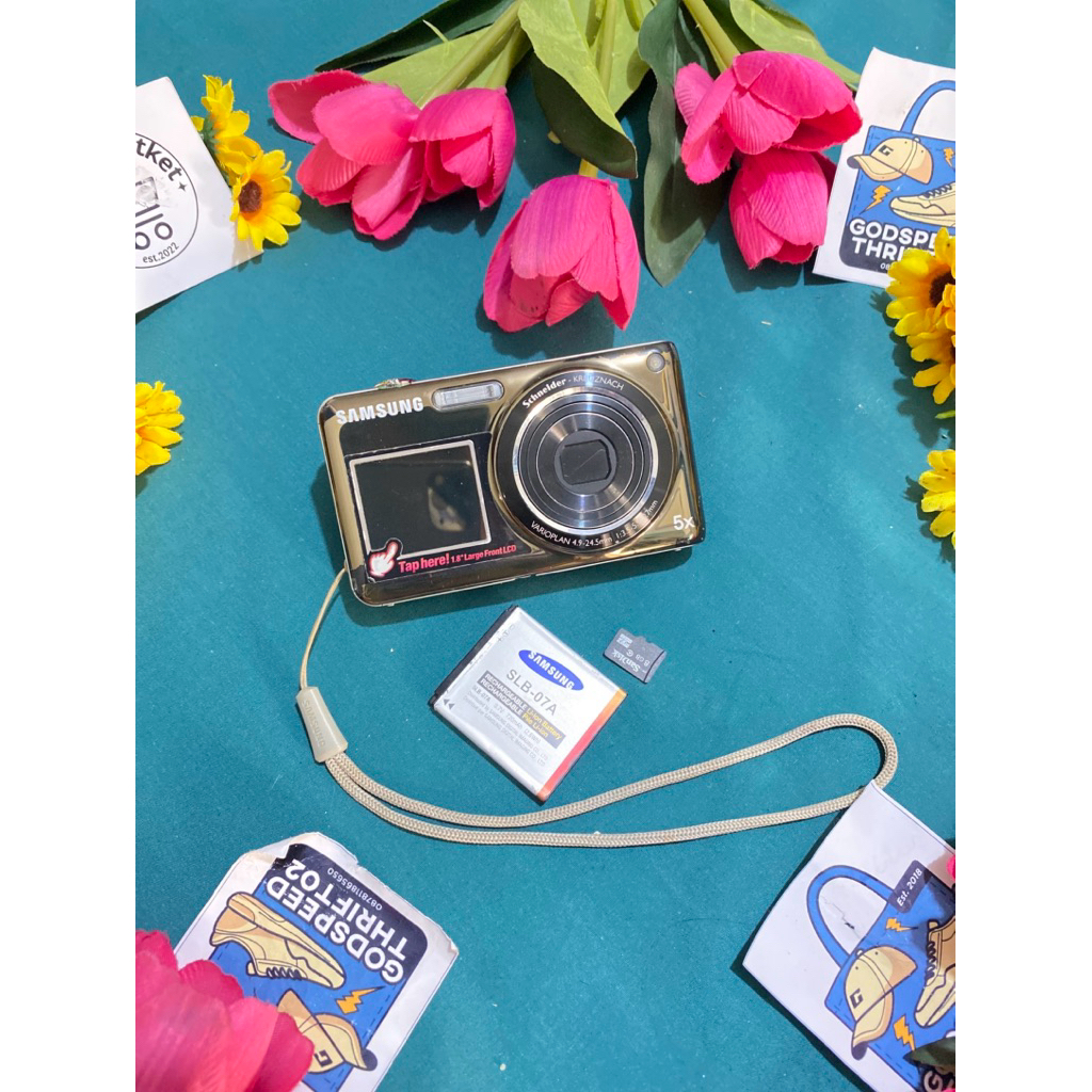 Camera Digital Samsung ST600 Dual Screen for Selfie Gold series 14.2 MegaPixels with 5x Optical Zoom