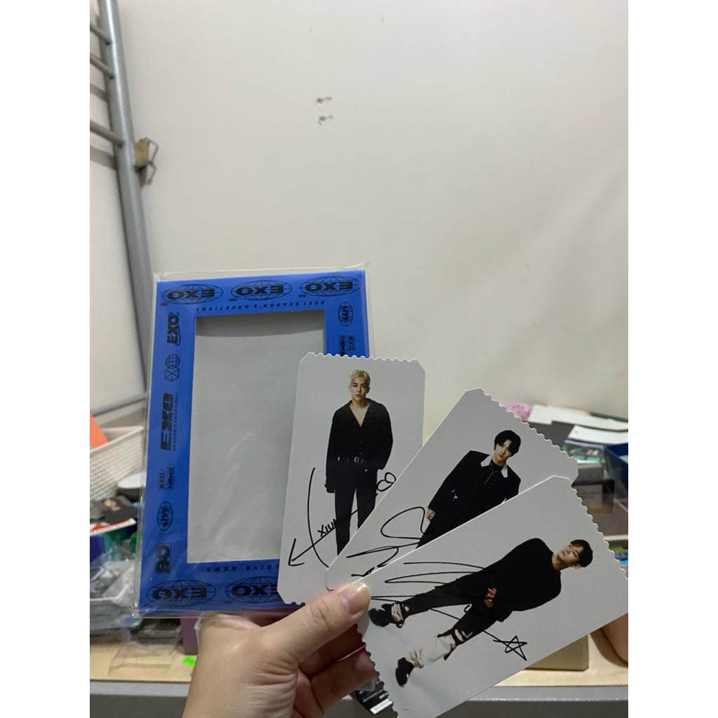 

EXO — Seasons Greetings/DMUMT Official Merch Set