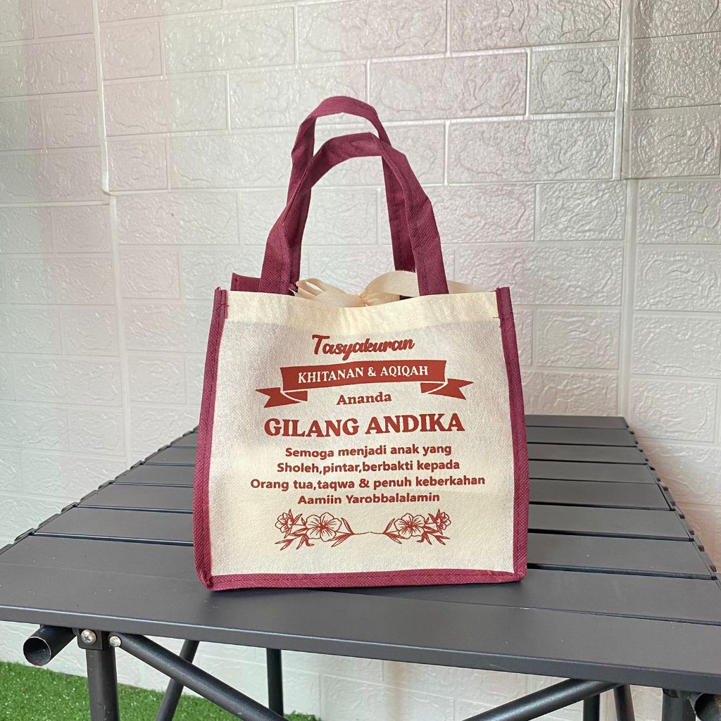 

Tas aqiqah/tas khitanan /tas walimahan/tas hajatan/tas selamatan/tas Haul/tas kotak nasi/tas untuk nasi box (GRATIS SABLON)uk Tas/P20xL20xT25cm