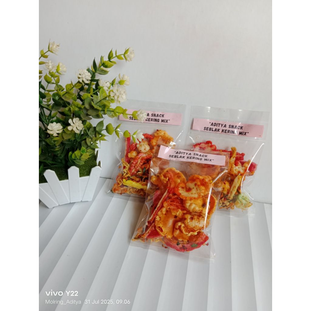 

Seblak kering mix pedas 30 gram paket 20pc bonus 1pc