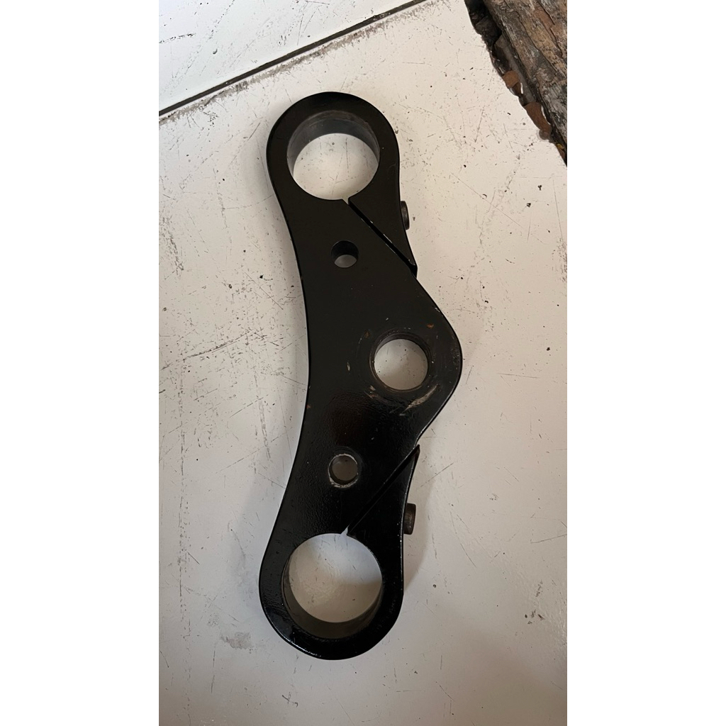 Segitiga atas custom untuk shok byson