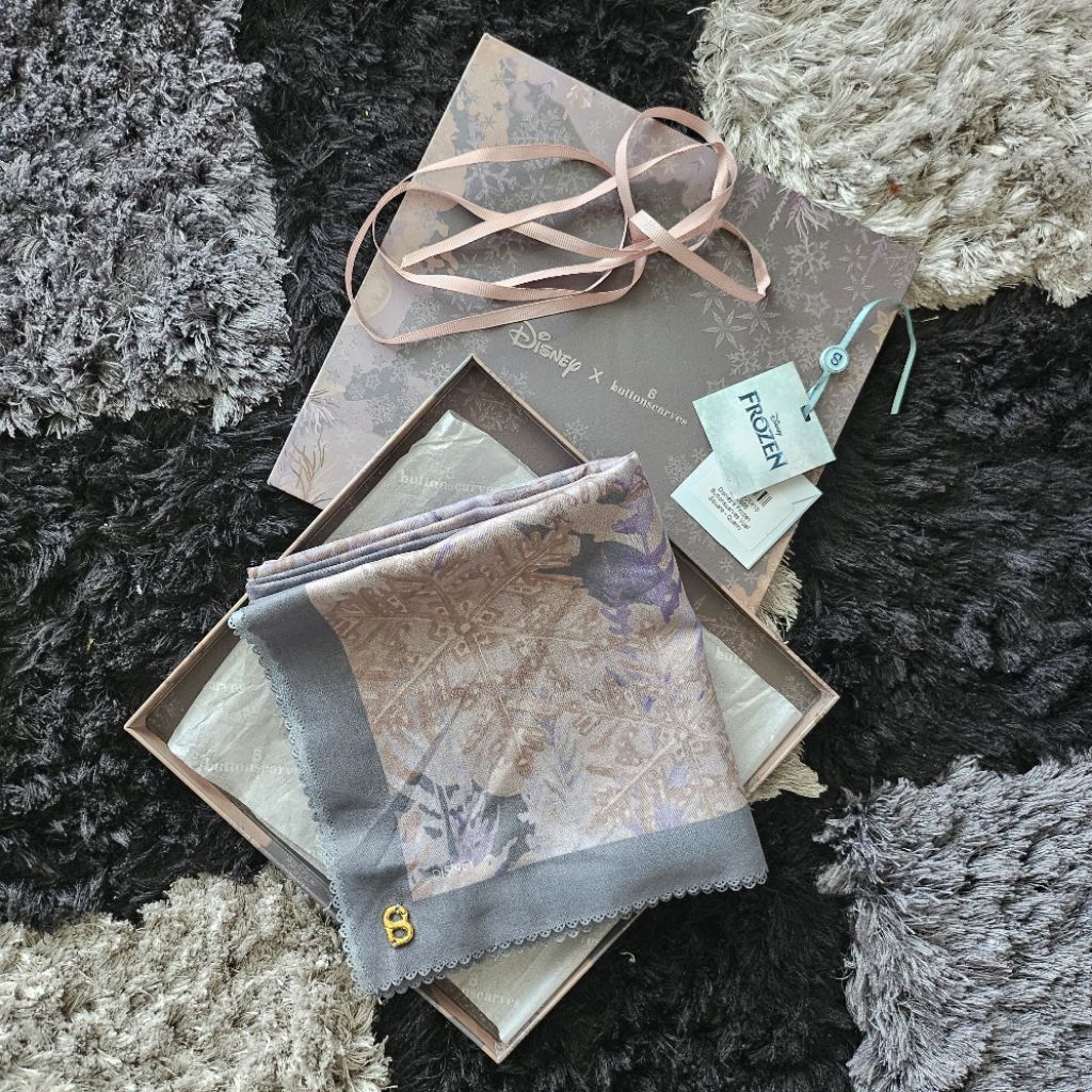 BS Buttonscarves Prelove - Grey - Disney's Frozen Buttonscarves Voal Square - Quari
