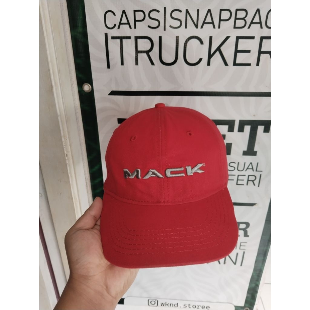 Topi Mack Merah