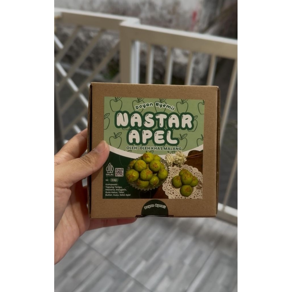 

Nastar apel, nanas, dan coklat oleh oleh khas kota Batu Malang