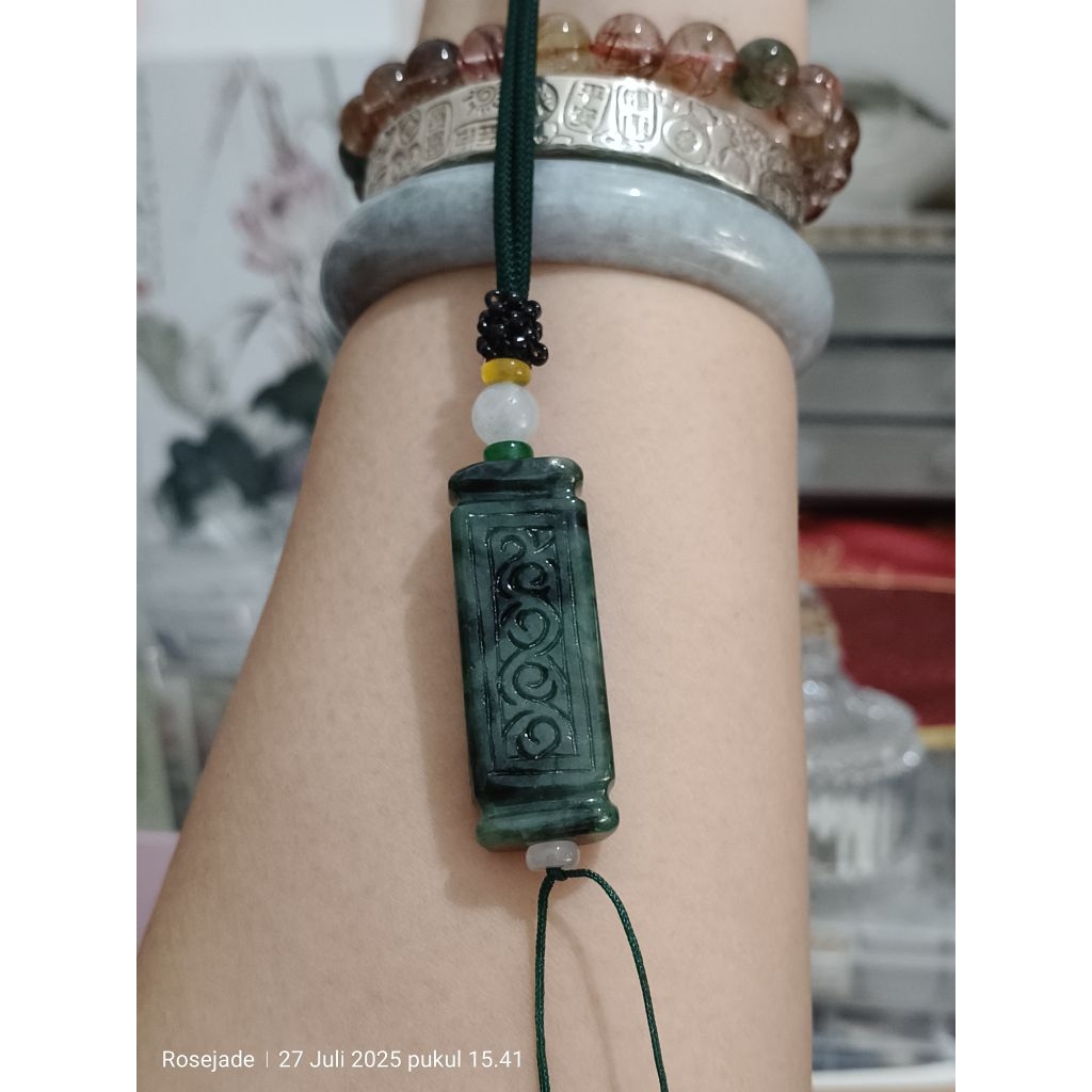 Kalung Liontin Giok Burma kotak ukir warna hijau bersertifikat