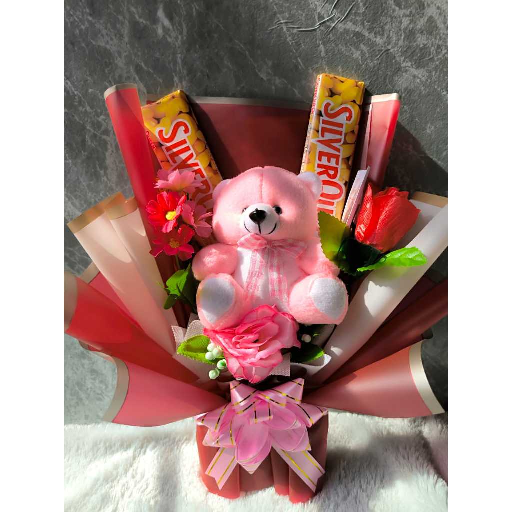 

Bouquet Buket Teddy Bear dengan Bunga Artificial dan Coklat Silverqueen