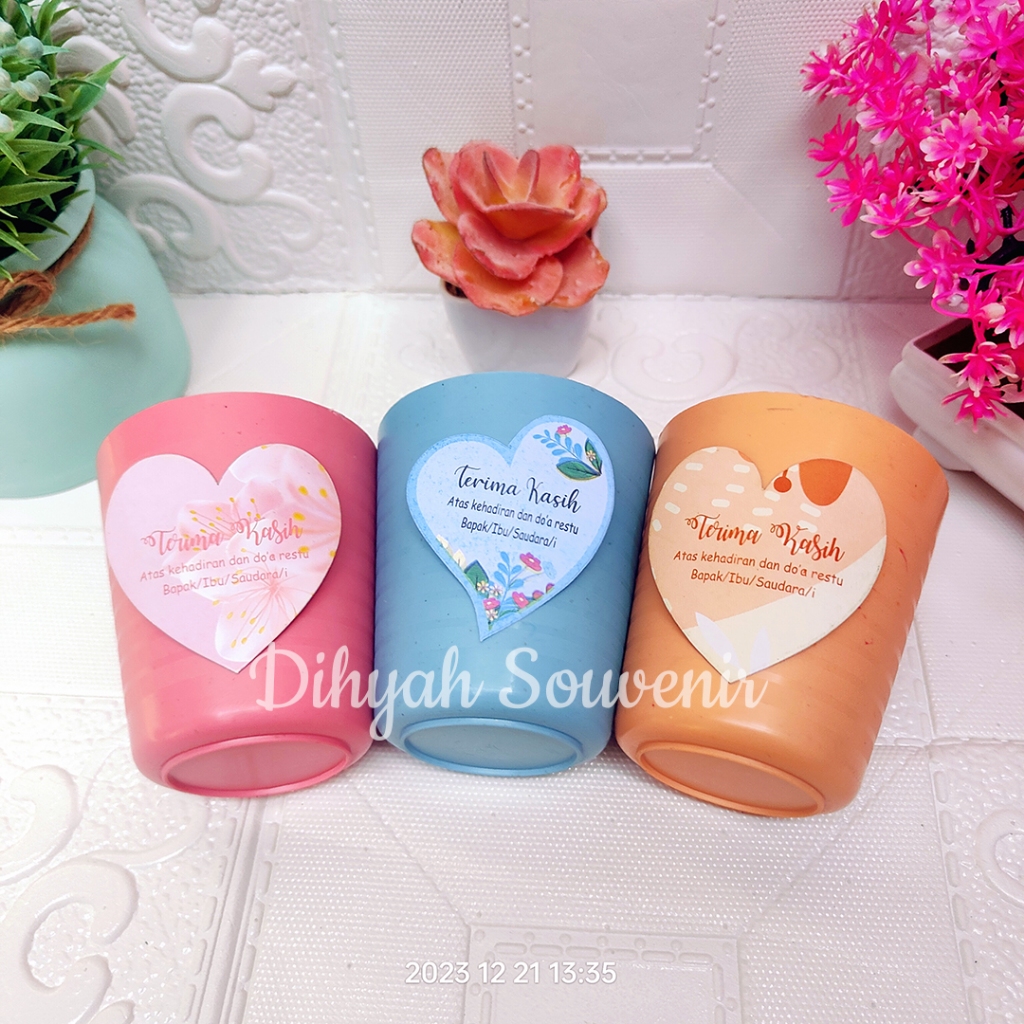 SOUVENIR GELAS PLASTIK WARNA KEMAS PLASTIK + KARTU UCAPAN / Souvenir Gelas
