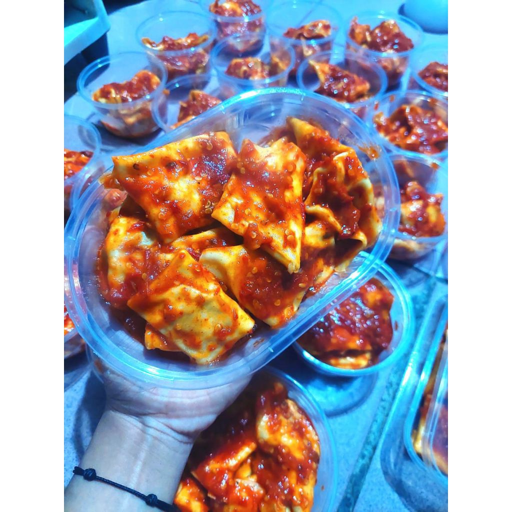 

Pangsit Mercon isi 5 + bumbu + kripik pangsit/ Wonton / Frozen Kemasan vacumm / Pangsit pedas Gurih