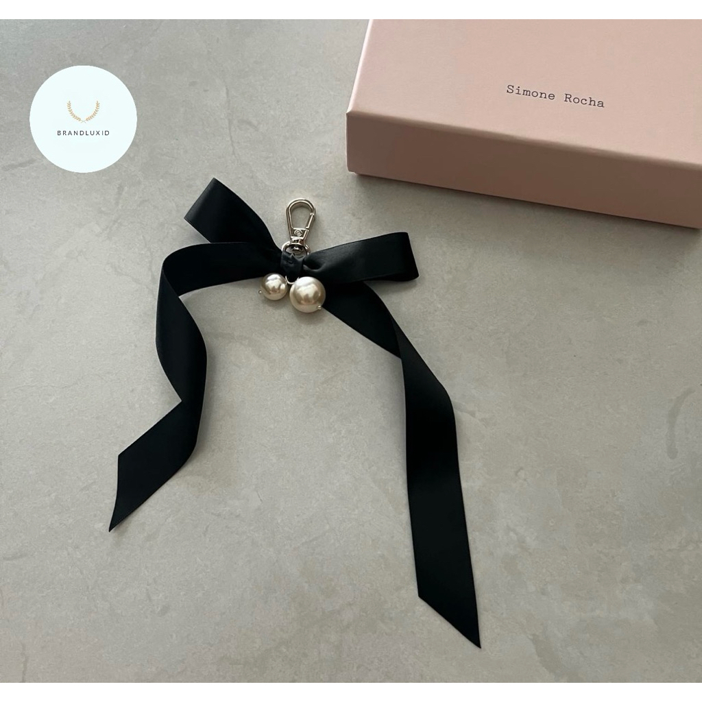 Simone rocha bow and pearl charm keychain in black