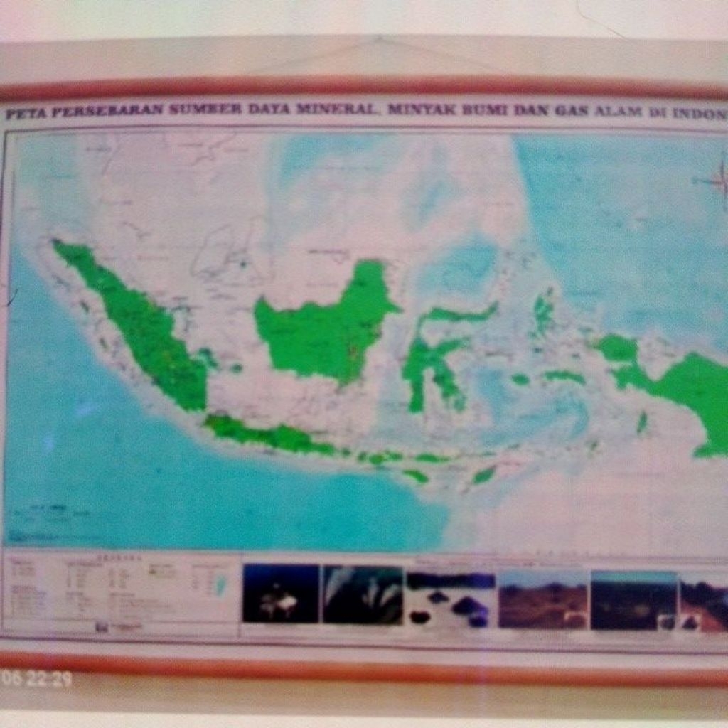 

Peta persebaran sumber daya mineral, minyak bumi, dan gas alam di Indonesia bingkai kayu ukuran sedang