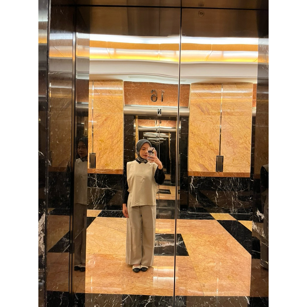 Kamila Wardrobe Vest Cream Preloved Rompi Wanita