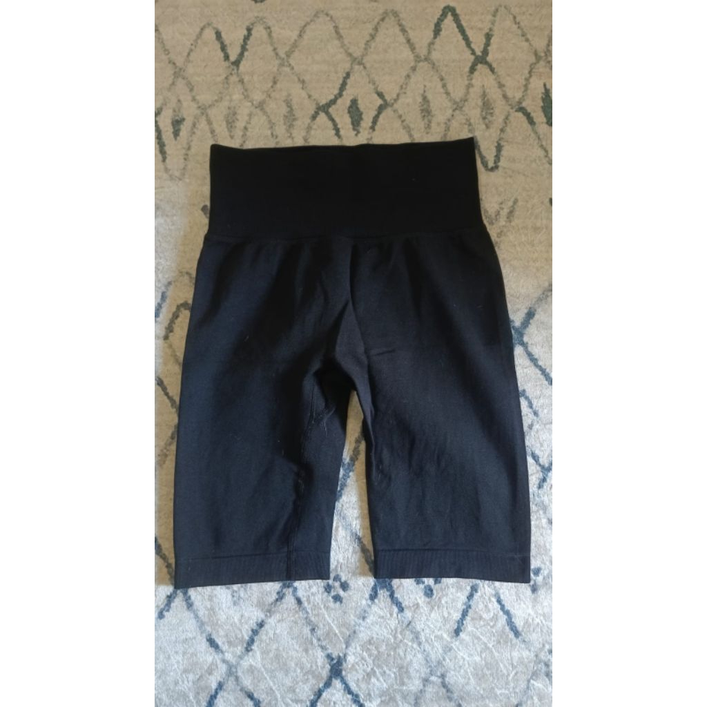 Celana Pendek Olahraga Wanita PRELOVED