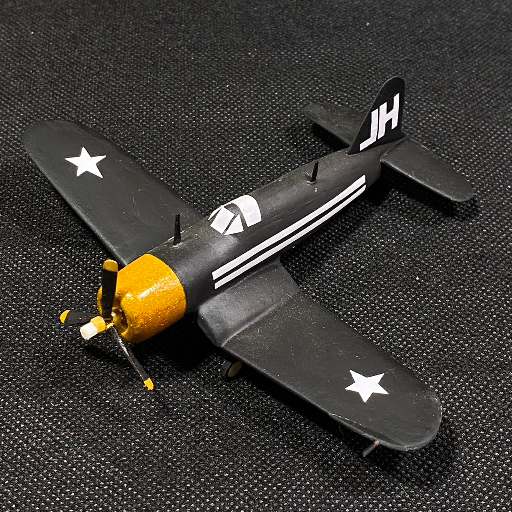 Miniatur pesawat F4 U corsair buatan tangan