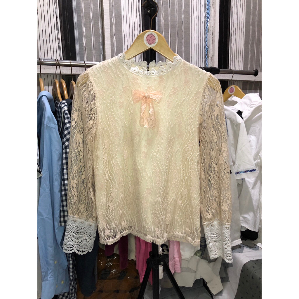 preloved brukat atasan renda cream pita blouse kondangan