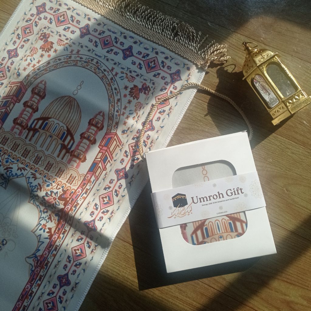 Hampers Sajadah Suede Box Mika | Souvenir Haji Umroh Sajadah Mini bahan Suede Ukuran 35x65cm (Baca d