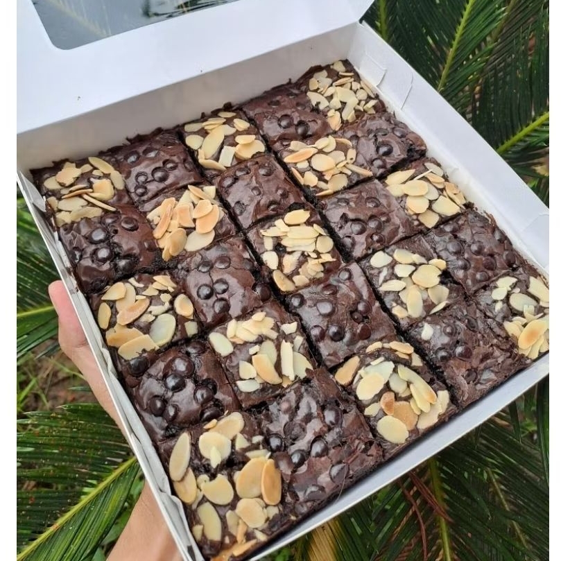 

BROWNIES SEKAT , ALMOND CHOCOCHIP 20×20 BISA PILIH TOPING