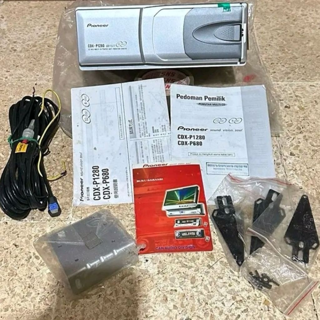 CD Changer merk PIONEER tipe CDX- P1280 tempat disc tidak ada