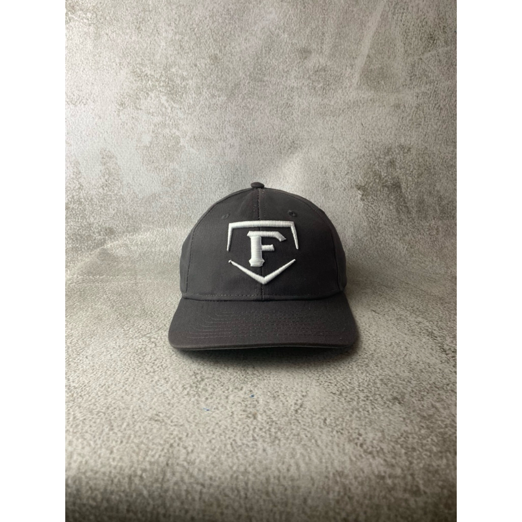 Topi F logo charcoal adjusted