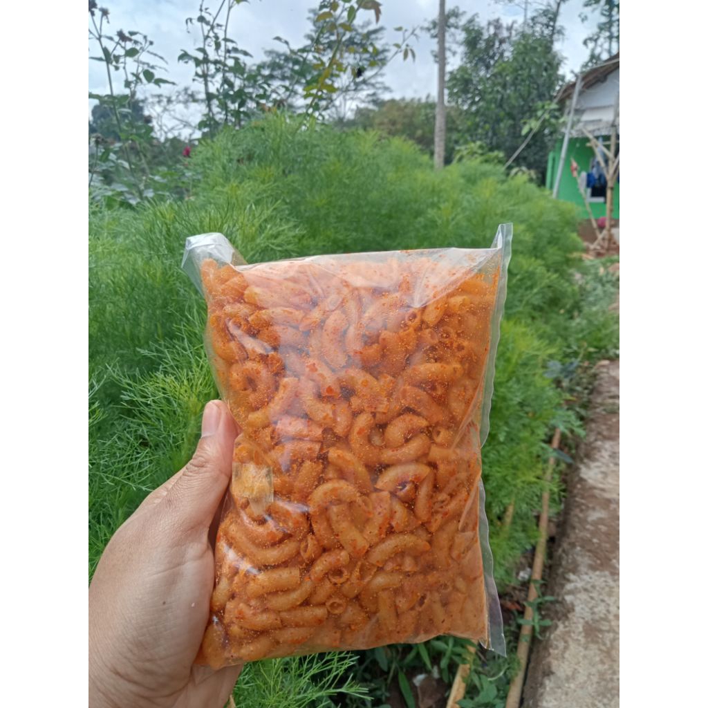 

Camilan Makaroni Pedas Daun Jeruk Rasa Keju Balado Kemasan 500gr