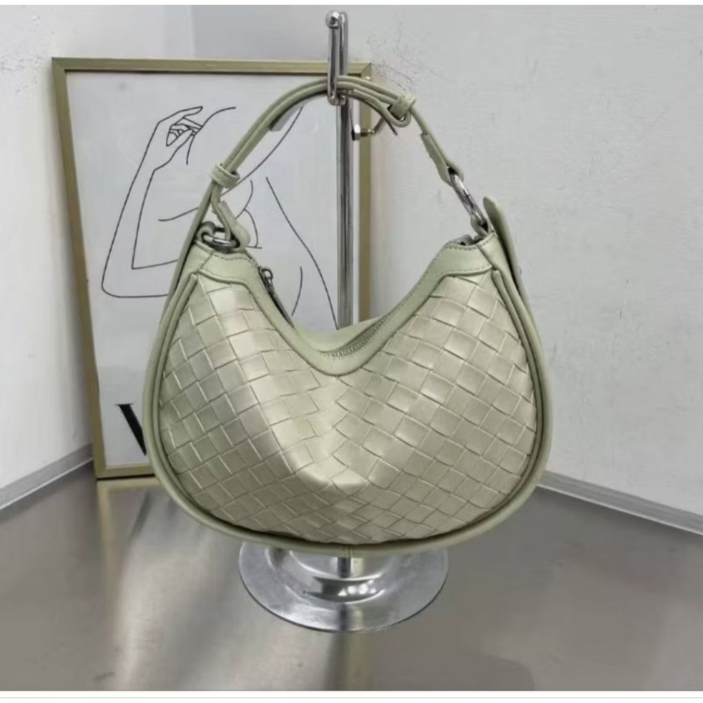 tas selempang anyam hijau sage