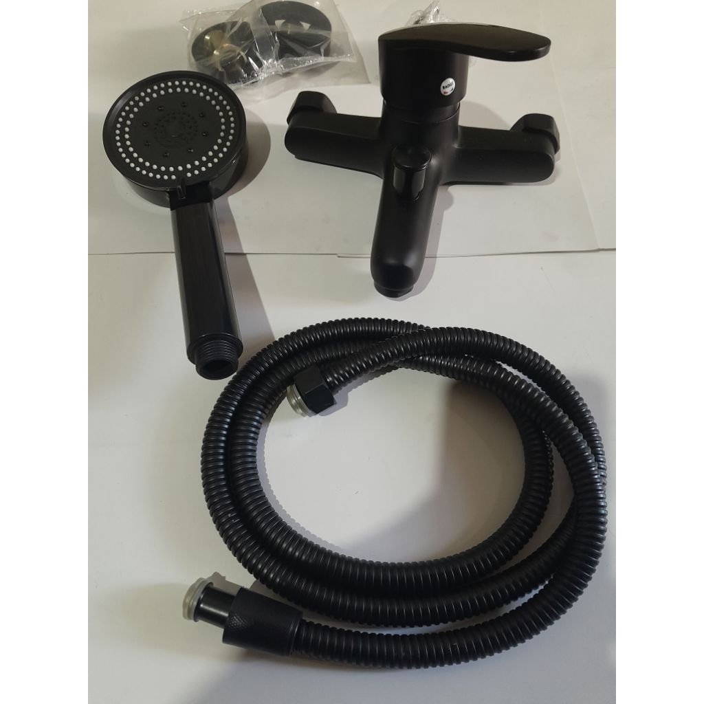 kran bathup air panas dingin warna hitam