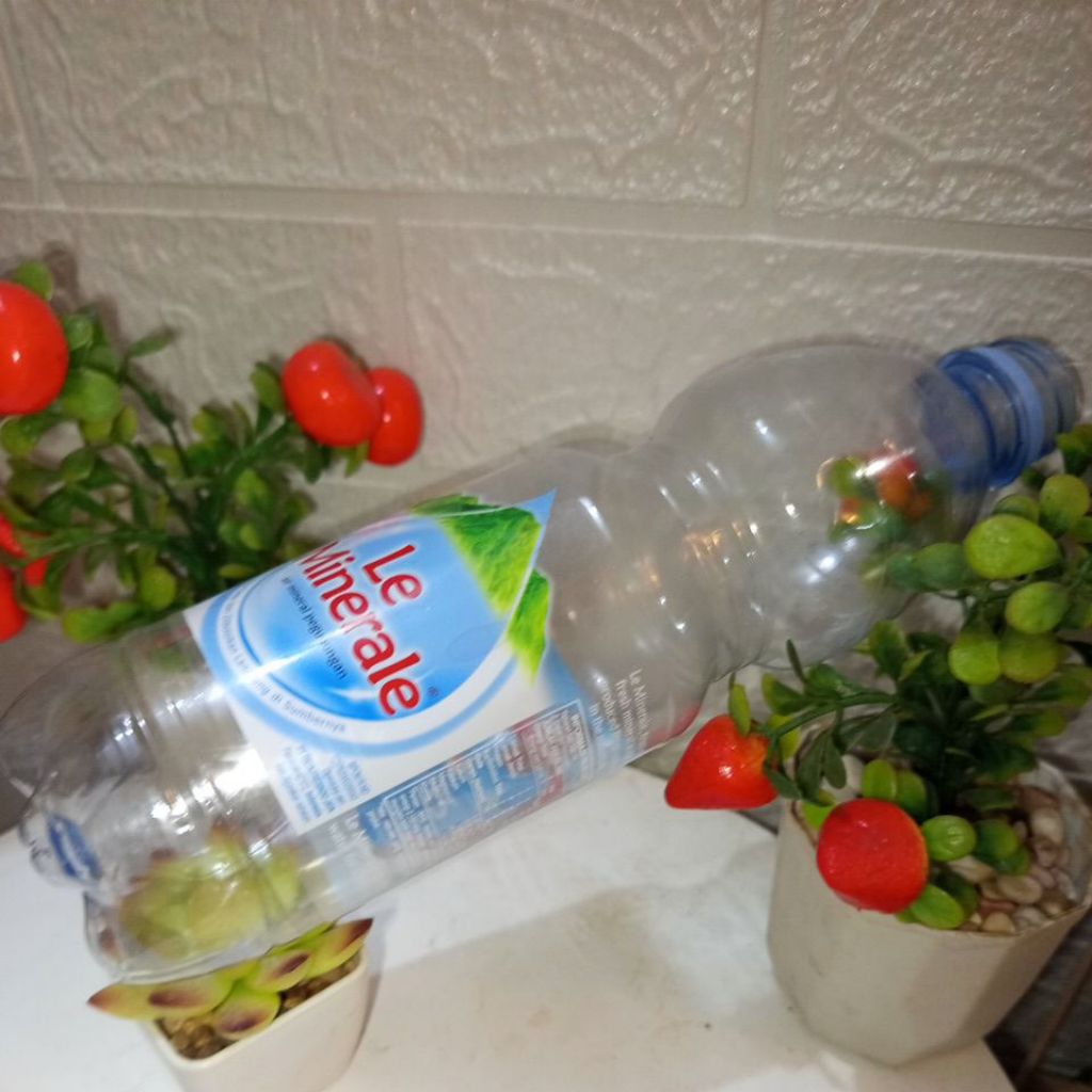 

BOTOL KOSONG TUXEDO BLUE KOI| BOTOL LE MINERALE 600 ML TANPA TUTUP