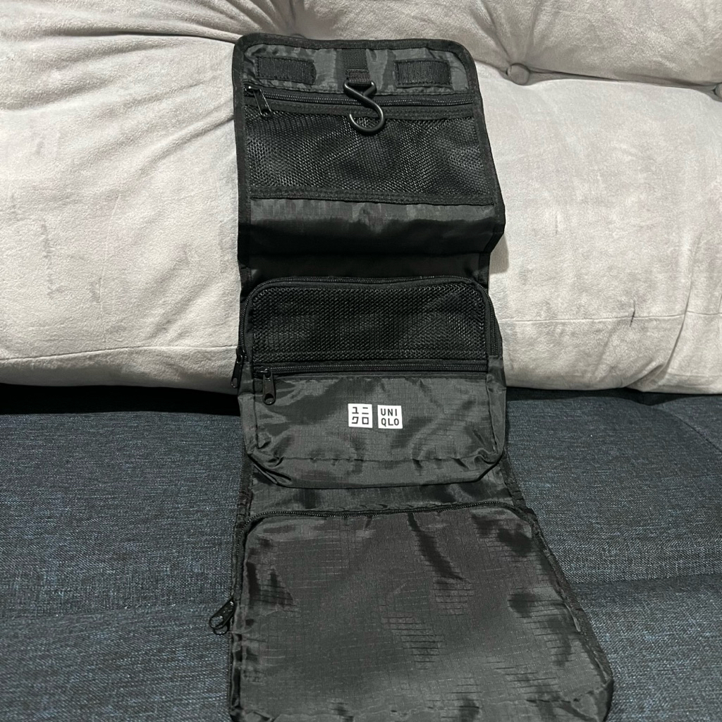 Uniqlo gift hanging toiletries organizer