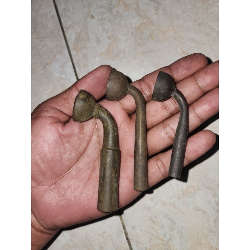 sepaket barang kuno logam antik bentuk sperti cangklong