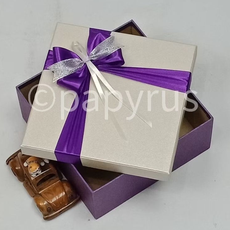 

PAPYRUS Kombinasi 22,5x22,5 Tinggi 8cm Kotak Kado Gift Box Hardbox Hampers V3