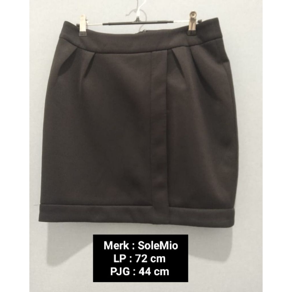Rok Pendek Hitam Solemio Preloved