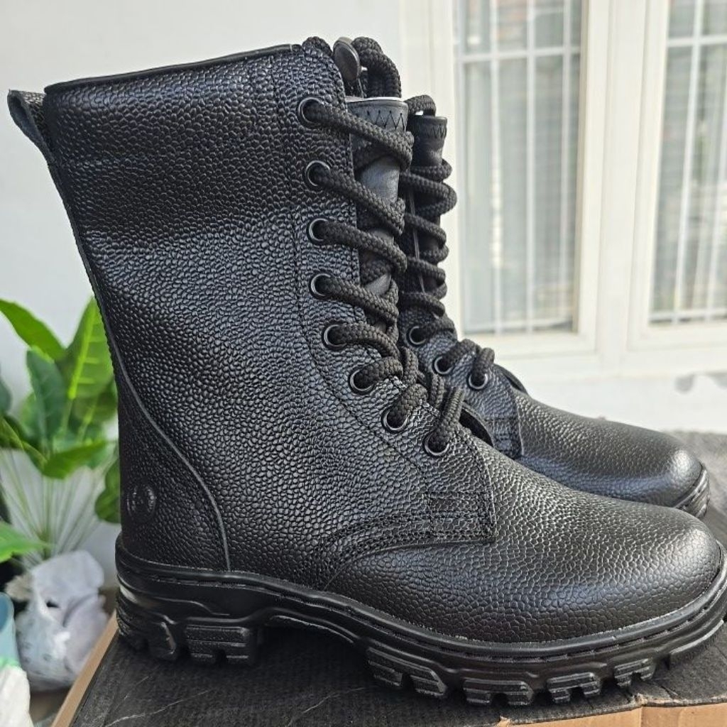 Sepatu kulit keruk bocoroco