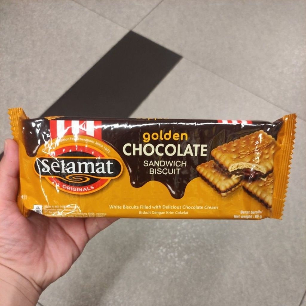 

SELAMAT GOLDEN CHOCOLATE SANDWICH BISCUIT WHITE BISCUIT FILLED WITH DELICIOUS CHOCOLATE CREAM 88gr