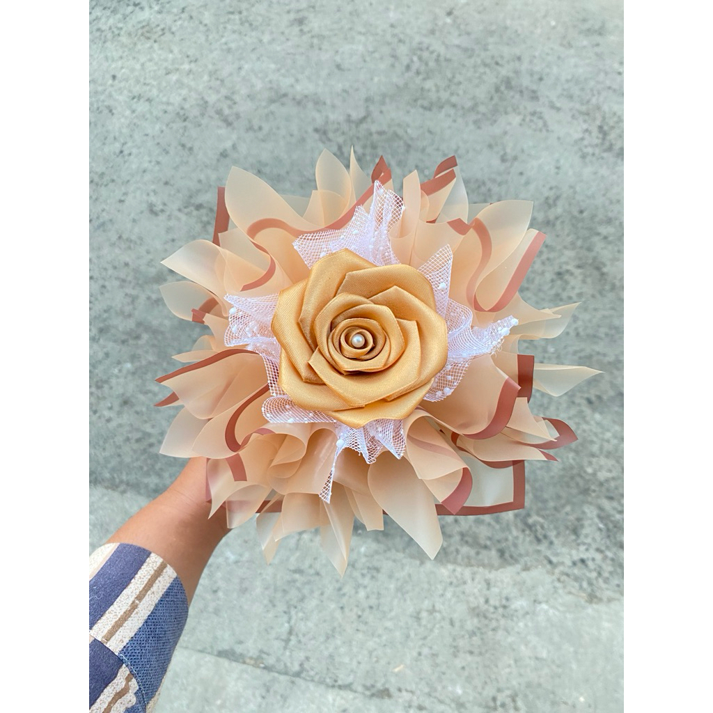 

mini round bouquet pita satin