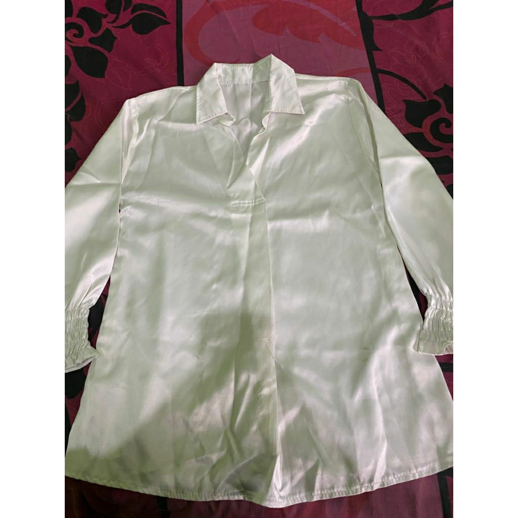 blouse satin putih