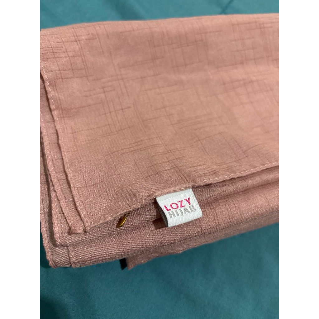 Preloved Lozy Hijab Voal Pink Merah Muda Motif Garis 120x120