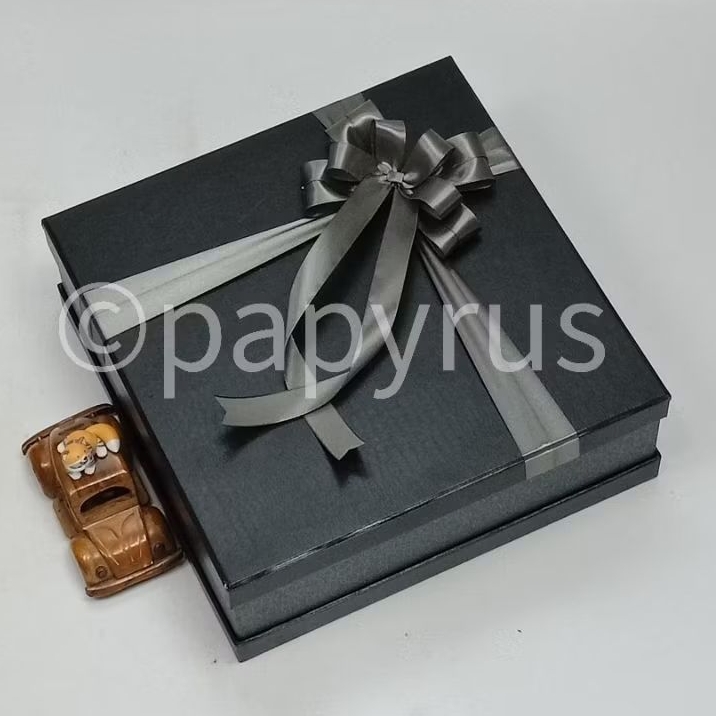 

PAPYRUS Sandwich 30x30 Tinggi 10cm Kotak Kado Gift Box Hardbox Hampers V1