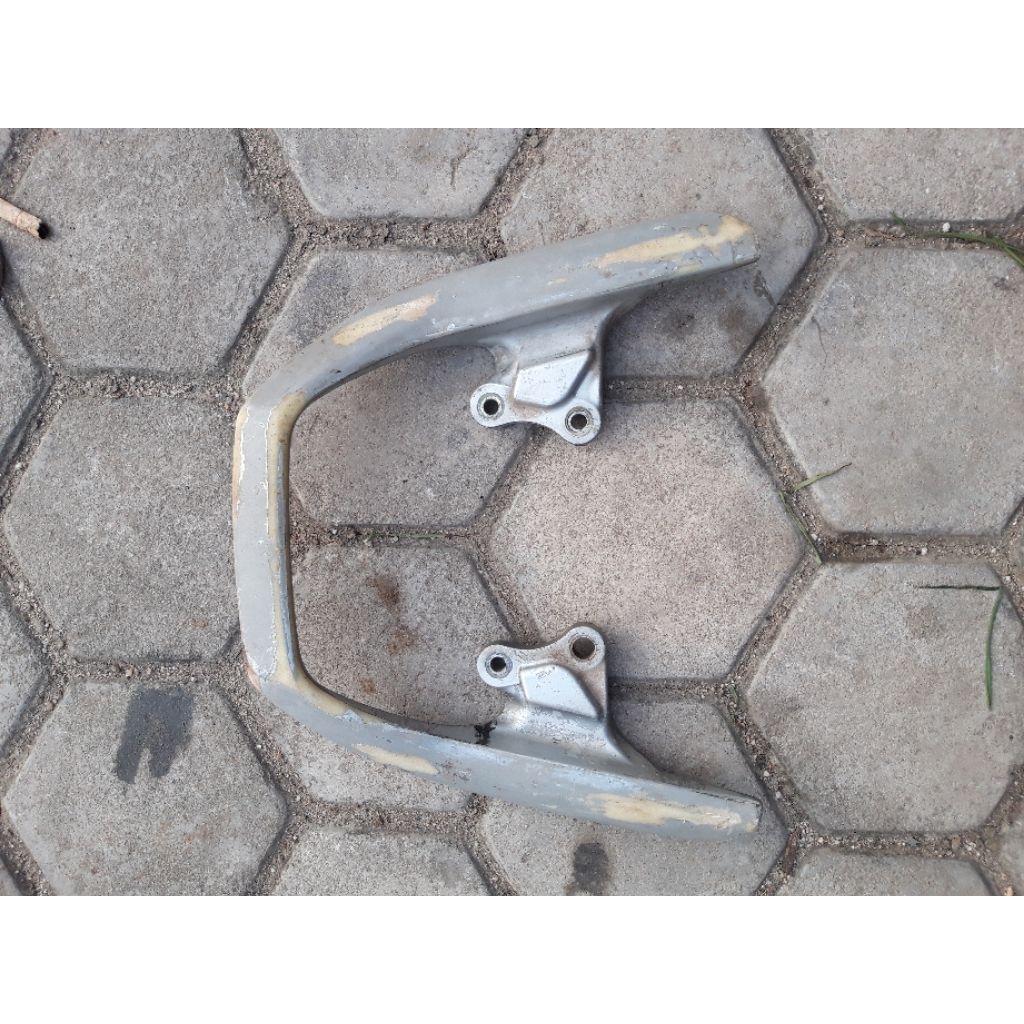 Behel belakang Honda Megapro Mono