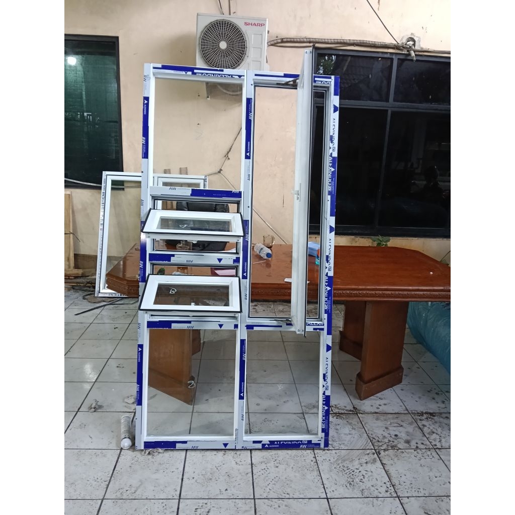 jendela aluminium untuk kamar tidur atas samping kaca mati. bagian jendela 2 daun kecil2