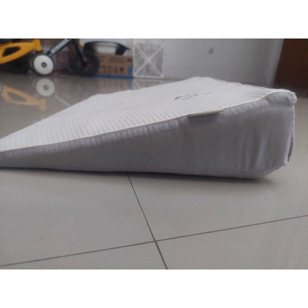 preloved wedge pillow doogle