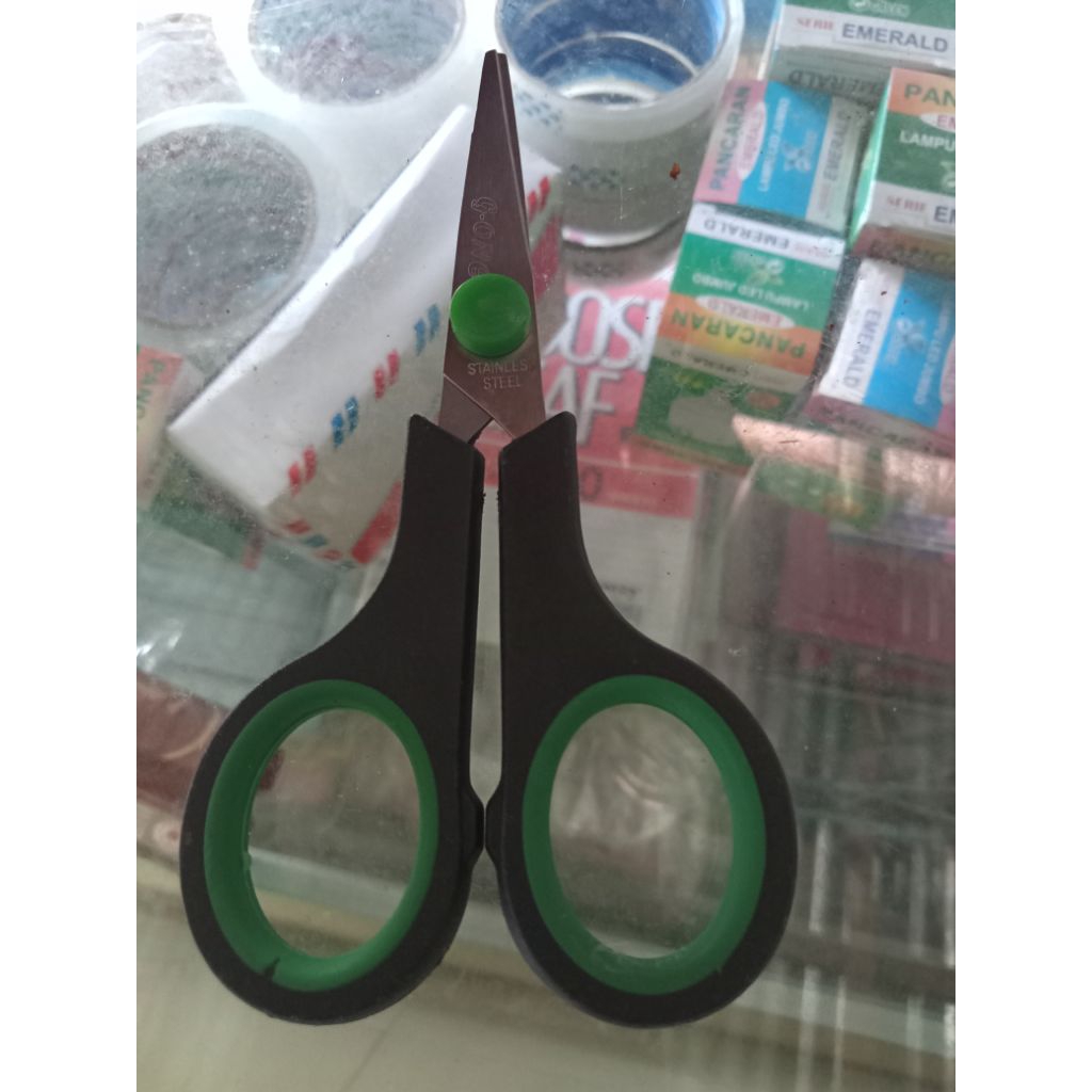 

Gunting kecil warna warni