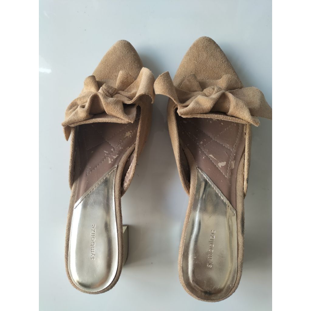 sepatu sandal symbolize