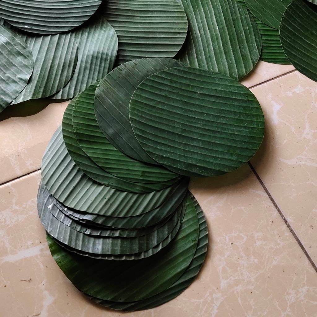 

DAUN PISANG BULAT SEGAR 50 LEMBAR SIAP PAKAI UKURAN 10 CM UNTUK ALAS OLAHAN MAKANAN